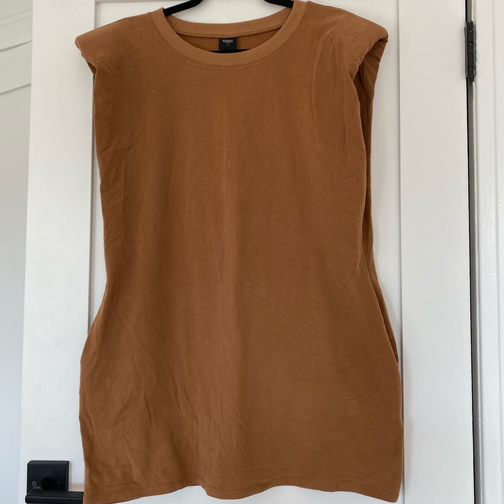 Shoulder pads mini dress in camel